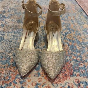Dazzling Gold Women's Heels by Bella Hanna. Size 8